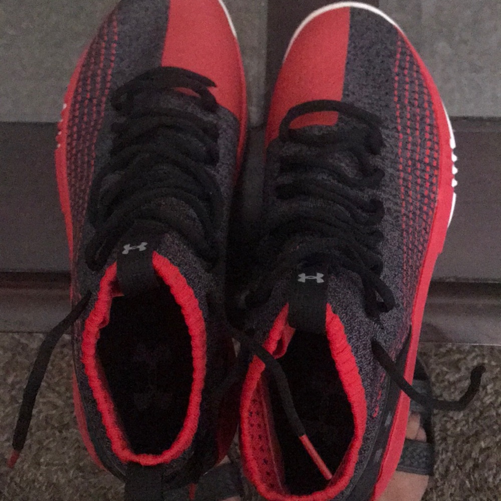 Men’s Basketball Shoes in Red and Black